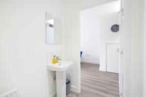 艾尔斯伯里Modern 5 Bedroom 3 Bathroom Serviced House Aylesbury with parking By 360Stays的白色的浴室设有水槽和镜子
