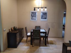 罗夫诺Three Bedroom Stepana Bandery Street的一间带桌椅和橱柜的用餐室