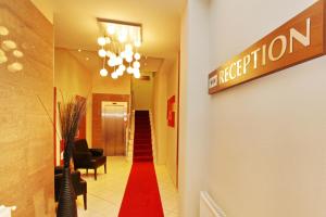 尼特拉尼特拉城酒店 的一间酒店里铺着红地毯的走廊