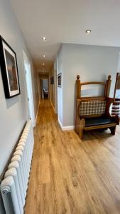 拉恩McCareys Loanen Holiday Home的带沙发和木地板的客厅