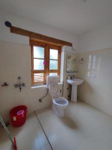 列城Jig Gyas Guest House的一间带卫生间和水槽的浴室