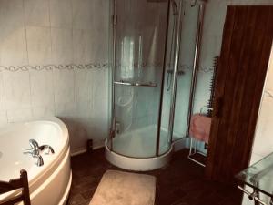 Goffs OakTudor House - Double Room - Shared Bathroom的带淋浴、浴缸和盥洗盆的浴室