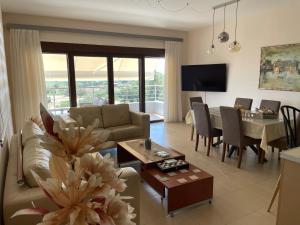 依克希亚Luxury Rhodian Panorama的客厅配有沙发和桌子