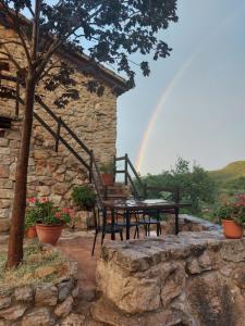 Mont-ralRefugio La Cabrera的一个带桌椅和彩虹的庭院