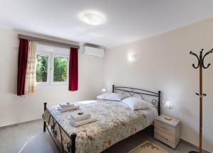 雷夫卡达镇Fragiato Apartment的一间卧室配有一张床,上面有两条毛巾