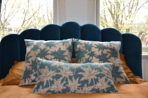 海牙Huize Maurits的一张带两个枕头和蓝色床头板的床