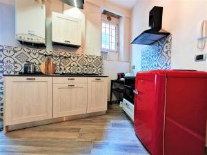卢卡Le mongolfiere的一间厨房,在房间内配有红色冰箱