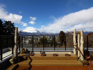 御殿场市Dormy Inn Express Fujisan Gotemba的阳台享有雪覆盖的山脉美景。