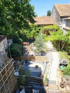 Chef-BoutonneChambre d'Hote Woody的庭院里带水池的花园