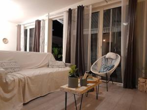 圣菲利普Le Farin la pluie by LONBRAZ VOLKAN的客厅配有白色的沙发和椅子