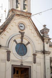 普拉Pula Residence - Via Delle Rose的一座建筑的顶部有钟