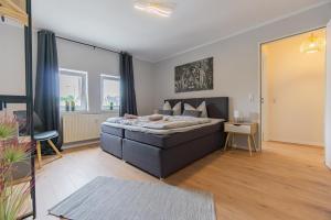 科特布斯Spreewald-Apartment, 75qm, 2 Schlafzimmer, Tiefgarage, Balkon, Netflix, Waschtrockner的一间卧室,卧室内配有一张大床