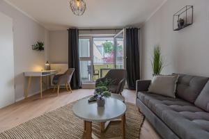 科特布斯Spreewald-Apartment, 75qm, 2 Schlafzimmer, Tiefgarage, Balkon, Netflix, Waschtrockner的客厅配有沙发和桌子