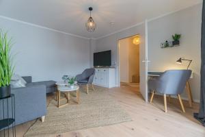 科特布斯Spreewald-Apartment, 75qm, 2 Schlafzimmer, Tiefgarage, Balkon, Netflix, Waschtrockner的客厅配有沙发、椅子和桌子