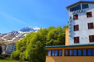 Prati di TivoHotel Gran Sasso的酒店建筑背景是一座山