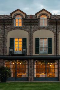 蒙卡尔沃斯皮内罗拉卡西纳乌法斯皮纳餐厅酒店的享有砖砌建筑的外部景致,设有窗户