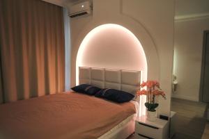 拉法洛维奇Casa Al Mare Premium Residences的一间卧室配有一张带拱门的床