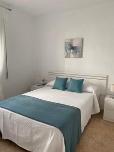 博罗尼亚La Casa de Manolo的一间卧室配有一张带蓝色枕头的大床