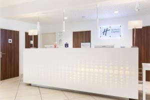 土伦Holiday Inn Express Toulon - Est, an IHG Hotel的牙科办公室的白色柜台,上面有白色的台面