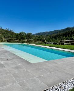 博尔盖托迪瓦拉Agriturismo Terre di Ginepro的庭院里的一个蓝色海水游泳池