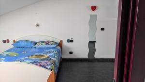 奥托纳Attico Los Andes的卧室配有一张床,墙上挂着一顶 ⁇ 