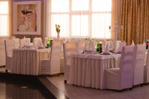 查普利纳拉芙汽车旅馆的一间会议室,配有白色的桌椅和瓶子