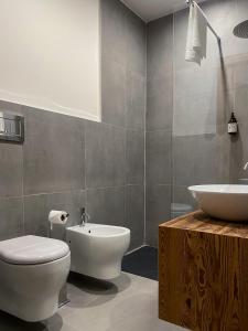 皮耶韦迪莱德罗Hotel Da Franco e Adriana的浴室配有白色卫生间和盥洗盆。
