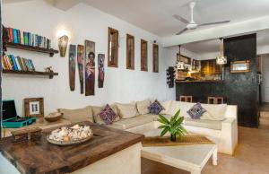 吉汶瓦Villa Lala的客厅配有沙发和桌子