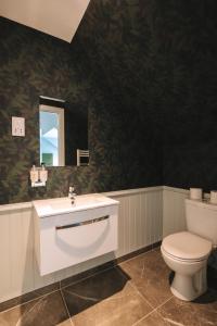 库勒The Seafield Arms-Cullen的浴室配有白色卫生间和盥洗盆。