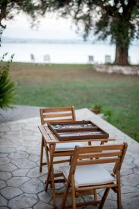 普雷韦扎Kiani Akti Villas的两张木制椅子、一张桌子和一张桌子以及椅子
