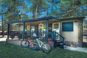 阿韦哈尔武瑞比欧尼露营酒店的两辆自行车停在房子前面