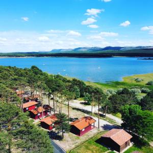 阿韦哈尔武瑞比欧尼露营酒店的享有湖泊的空中景致,设有房屋
