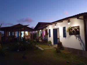 圣特雷莎Sítio Juara的一群房子在院子里过夜