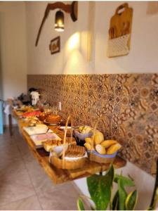 圣特雷莎Sítio Juara的一张长桌,上面有面包和一篮子的食物