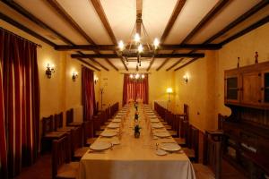洛哈亚诺品尼亚乡村酒店的长长的用餐室配有长桌