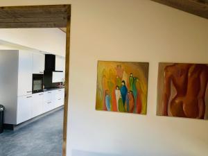 AppelternAtelier Onder de Notenboom的厨房墙上有三幅画