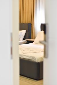 格勒姆Hotel DelMar的一间设有两张床和一张桌子的房间