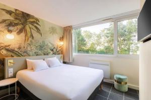 艾姆波茨卡佩尔Best Western Hotel du Lac Dunkerque- Restaurant ouvert 7/7 midi et soir的卧室设有一张白色大床和一扇窗户。