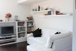 布鲁纳特Casa di Princi的客厅配有白色沙发和电视