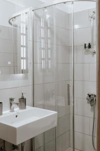 吉诺卡斯特Panoramic Vlachos的白色的浴室设有水槽和淋浴。