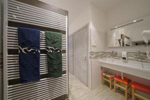 坎皮奥内·德尔·加尔达"La Locanda" Campione del Garda的一间带水槽和镜子的浴室