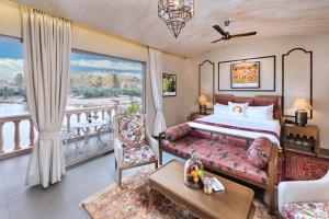 BeraWelcomHeritage Cheetahgarh Resort & Spa的酒店客房设有一张床和一个阳台。
