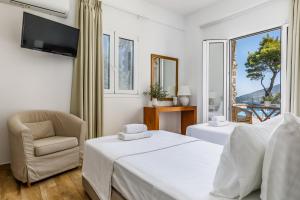 VILLA IFIGENEIA SKOPELOS με πισίνα και υπέροχη θέα的电视和/或娱乐中心