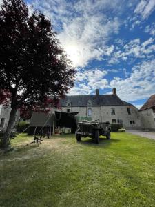 Saint-Côme-du-MontLa Ferme Delaunay的停在大楼前的院子内的卡车