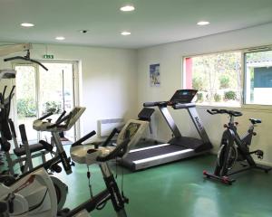 阿雷斯圣布莱斯河尼米亚酒店的健身房设有跑步机,健身房提供健身自行车