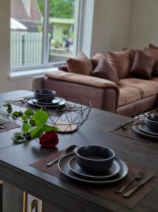 Tomo Namas的客厅里一张桌子,上面有盘子和餐具