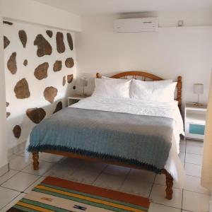 博瓦隆Rose Self Catering的一间卧室配有一张带蓝色毯子的床