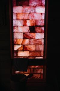克雷姆尼察维扎旅馆的木框架中的砖墙,带蜡烛