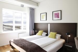 帕特雷克斯菲厄泽威斯菲奥福斯酒店的配有窗户的酒店客房内的两张床