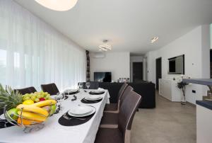 伊齐齐Villa Icici的用餐室配有带水果的长桌